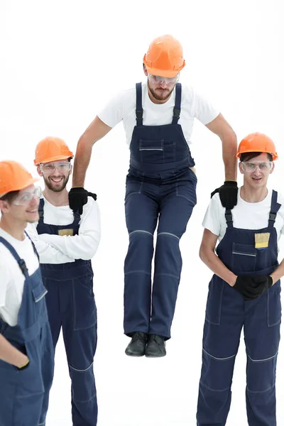 Trabajador de la construcción sentado en los hombros de sus colegas — Foto de Stock