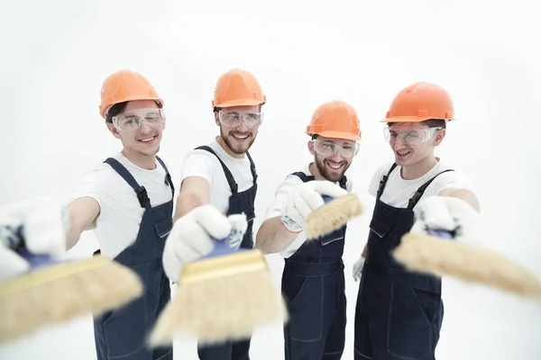 Inşaatçılar bir boya fırçası ile grup gülümseyen — Stok fotoğraf