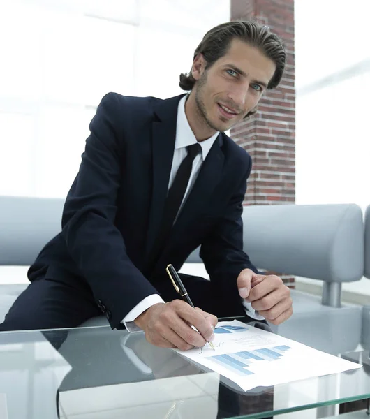 Empresário que trabalha com um relatório financeiro . — Fotografia de Stock