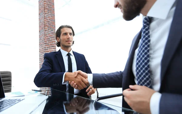 Primer plano. apretón de manos de negocios en una oficina . —  Fotos de Stock