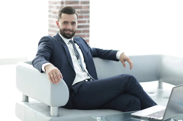 Retrato de un exitoso empresario sentado en el vestíbulo de la oficina . — Foto de Stock