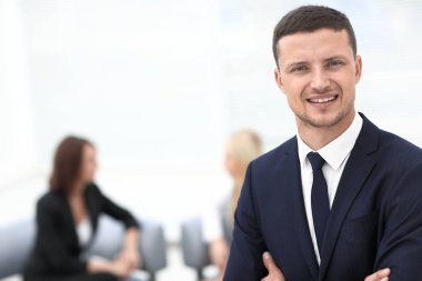 Bulanık arka plandaki başarılı iş adamı