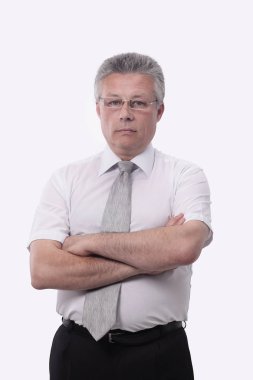 Akıllı rahat kıyafet içinde olgun işadamı kameraya bakıyor