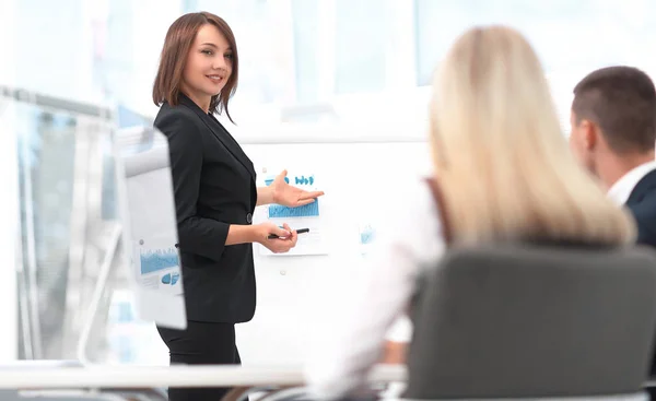 Mulher de negócios realiza uma oficina com a equipe de negócios . — Fotografia de Stock