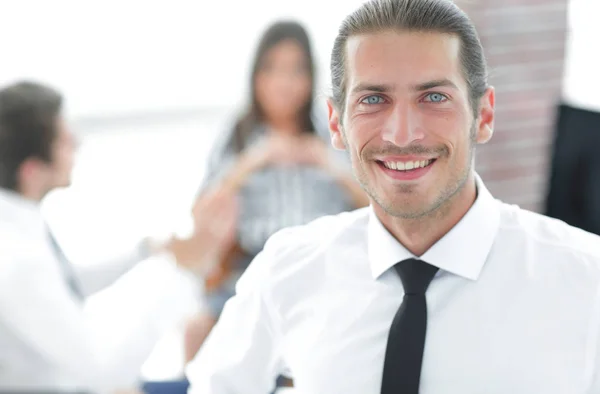 Jóvenes hombres de negocios exitosos en un fondo borroso — Foto de Stock