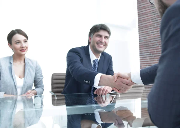 Os empresários terminam a reunião com um aperto de mão — Fotografia de Stock