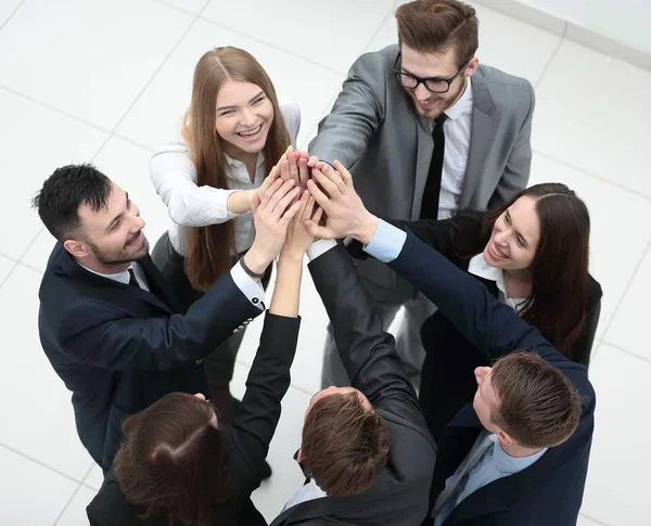Primer plano. alegre equipo de negocios con las manos cruzadas juntas — Foto de Stock