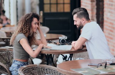 Cafe kahve zevk içinde oturan güzel sevgi dolu Çift