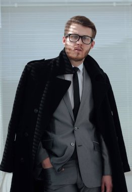 siyah ceket ciddi işadamı portresi