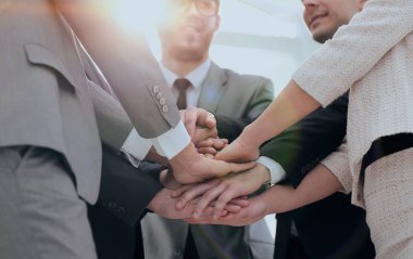 portre. iş takım birlikte sıktı elleri ile