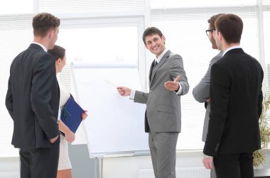 Koç iş takım için iş eğitimi yürütmektedir