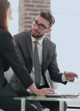 Coworking, yeni başlangıç fikir gösteren yaratıcı Yöneticisi