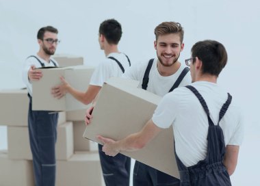 Kutu üzerinde beyaz backgro izole gülümseyen tutan Nakliyeciler portresi