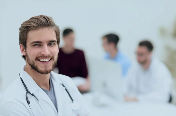 Yakışıklı bir doktoru closeup.Portrait — Stok fotoğraf