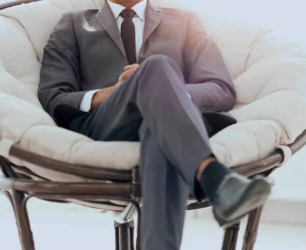 Homem de negócios confiante sentado em uma grande cadeira confortável . — Fotografia de Stock