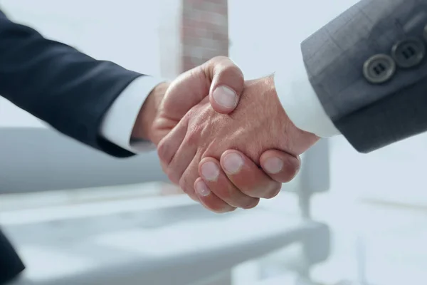 Stretta di mano ravvicinata dei partner commerciali — Foto Stock