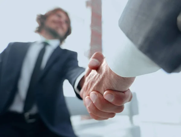 Close-up de dois empresários apertando as mãos — Fotografia de Stock