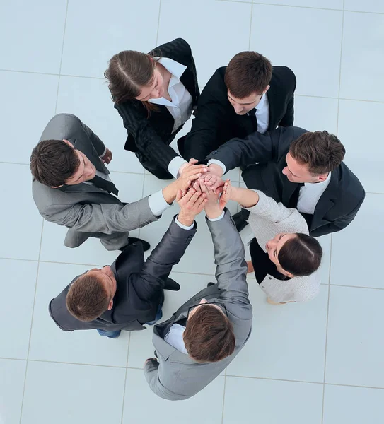 Vista desde la parte superior.Empresarios tomados de la mano . — Foto de Stock