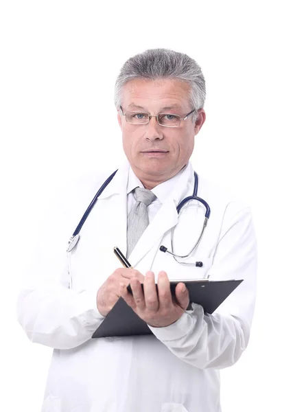 Retrato de médico confiante em fundo branco — Fotografia de Stock