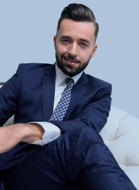 Kendine güvenen işadamı bir sandalyede oturuyor