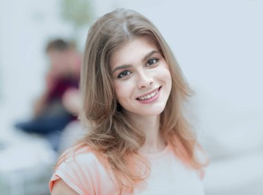 başarılı öğrenci kızlar arka planda sınıf