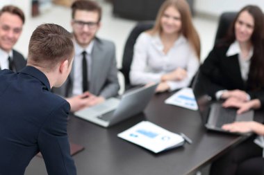 bir masada iş takımının bulanık görüntü