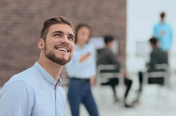 Retrato de un apuesto hombre de negocios sonriente y seguro . —  Fotos de Stock