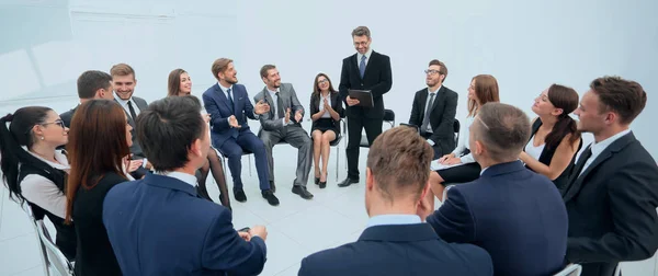 Entrenador hace preguntas a los participantes de la formación . — Foto de Stock