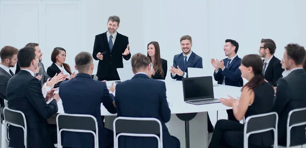 Geschäftsmann spricht über einen Vorschlag in den Verhandlungen. — Stockfoto