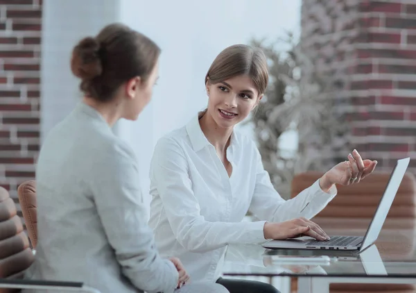 Manager en cliënt bespreken de inlichtingen met de laptop — Stockfoto