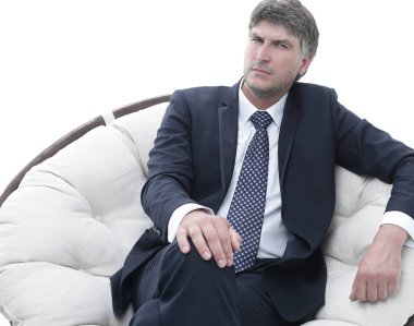 Başarılı bir iş adamı yumuşak bir rahat sandalyede oturur.