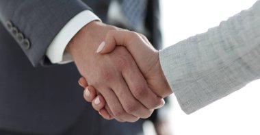 Beyaz arka planda izole edilmiş iş adamları el sıkışıyor