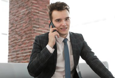 yaratıcı ofisinde çalışan iş adamı