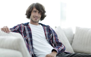 kanepede oturan başarılı yakışıklı olan.