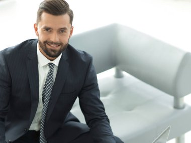 mali grafikler ile bir dizüstü bilgisayar üzerinde çalışan iş adamı