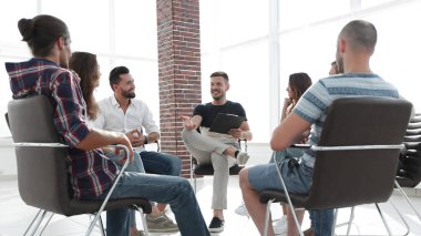 fikirleri tartışmak iş takım