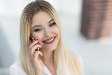 genç kadın bir cep telefonu üzerinde konuşurken closeup.