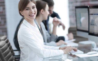 Genç profesyonel ve finansal veri tartışırken iş takım.