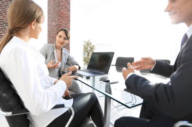 İş ekibi ofiste iş konularını tartışıyor