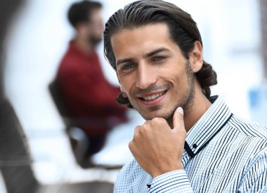 office arka plan üzerinde emin iş adamı.