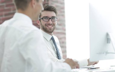 Ofis çalışanları iş üstünde bilgisayar