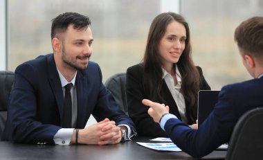 masanızda mali belgeleri tartışırken iş takım