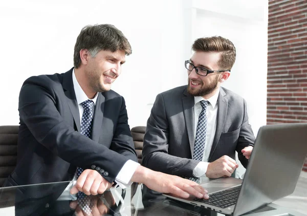 İş arkadaşları çalışma konuları tartışmak