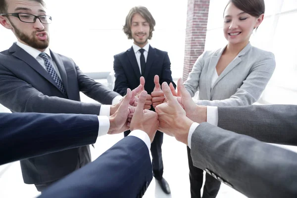 Equipo de negocios mostrando pulgares hacia arriba. — Foto de Stock