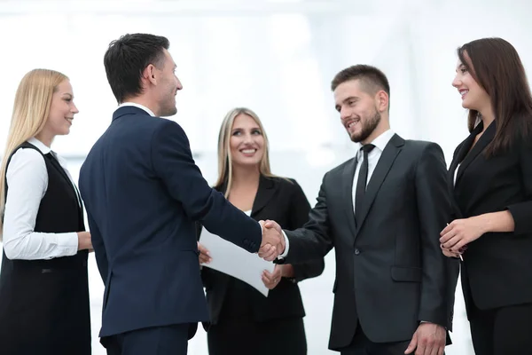 Handshake de equipe de negócios e parceiros de negócios — Fotografia de Stock