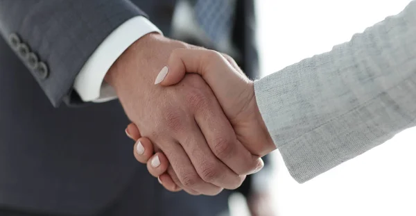 Бизнесмены пожимают руки изолированы на белом фоне — стоковое фото
