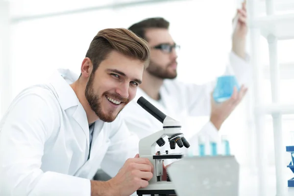 Ricercatore di sesso maschile che effettua ricerche scientifiche in laboratorio — Foto Stock