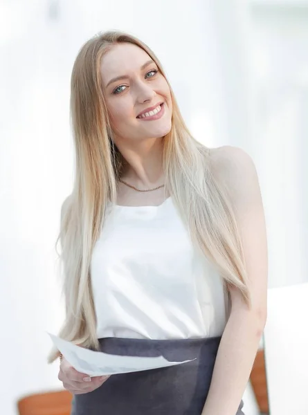 Retrato close-up de uma jovem mulher de negócios elegante . — Fotografia de Stock