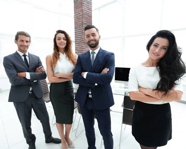 Erfolgreiches Business-Team im Hintergrund des Büros. — Stockfoto