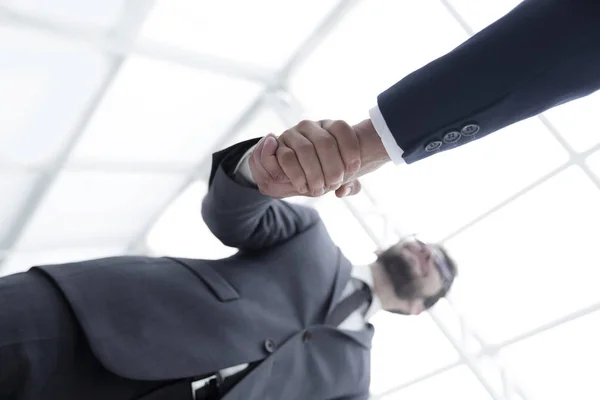 Twee zakenmensen houden elkaars hand vast aan zakelijke samenwerking.. — Stockfoto